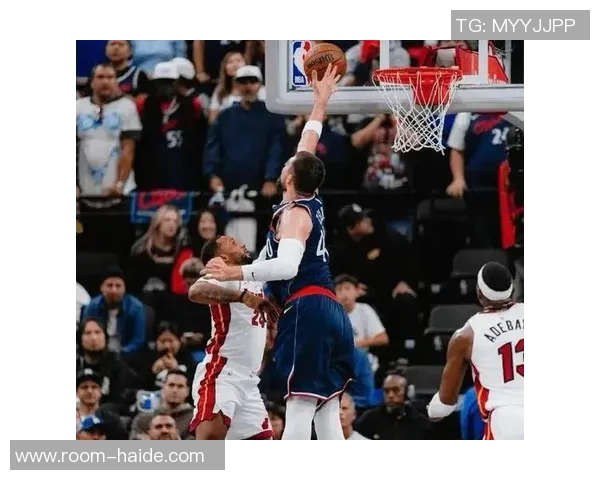 鲍威尔自嘲年纪大队友称叔叔实际上与年轻球员仅差一岁 鲍威尔自嘲年纪大队友称叔叔实际上与年轻球员仅差一岁